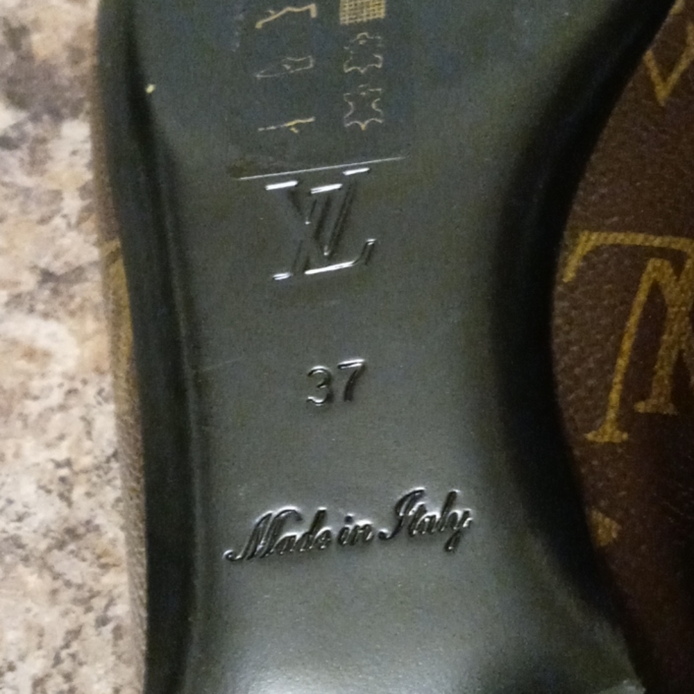 Womens brand new size 7 Louis Vuitton flats - Picture 3 of 5